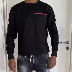 Prada tröja strl M - Storlek M. Helt ny. Fin replika med grym kvalitet.modellen är 175 cm väger 67kg. Pris: 950kr. Först till kvarn. Skickas direkt inom 24h