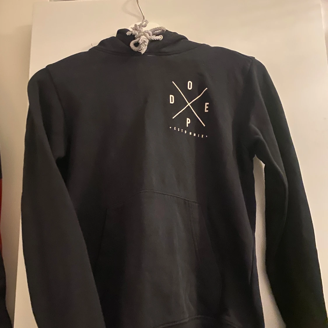 Svart hoodie från Dope med tryck