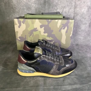 Valentino rockrunners - Mycket fint skick | Size 41  | box, dustbags, extra snören och valentino kort medföljer | fraktar spårbart inom 24 timmar |  för att köpa klicka ” köp nu” | vid frågor skriv ett meddelande |