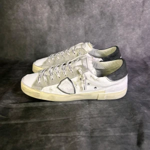 Philippe model sneakers - Mycket fint skick, som nya (distressed design) | Size 42  | fraktar spårbart inom 24 timmar |  för att köpa klicka ” köp nu” | vid frågor skriv ett meddelande |