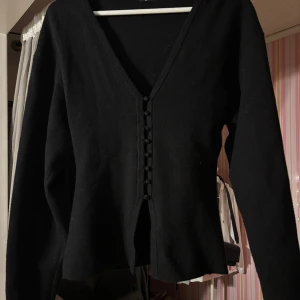 Shaped knitted cardigan Gina - Supper snygg och populär cardigan från Gina. Helt slutsåld på hemsidan, endast använd 2ggr. Skriv vid frågor🤩