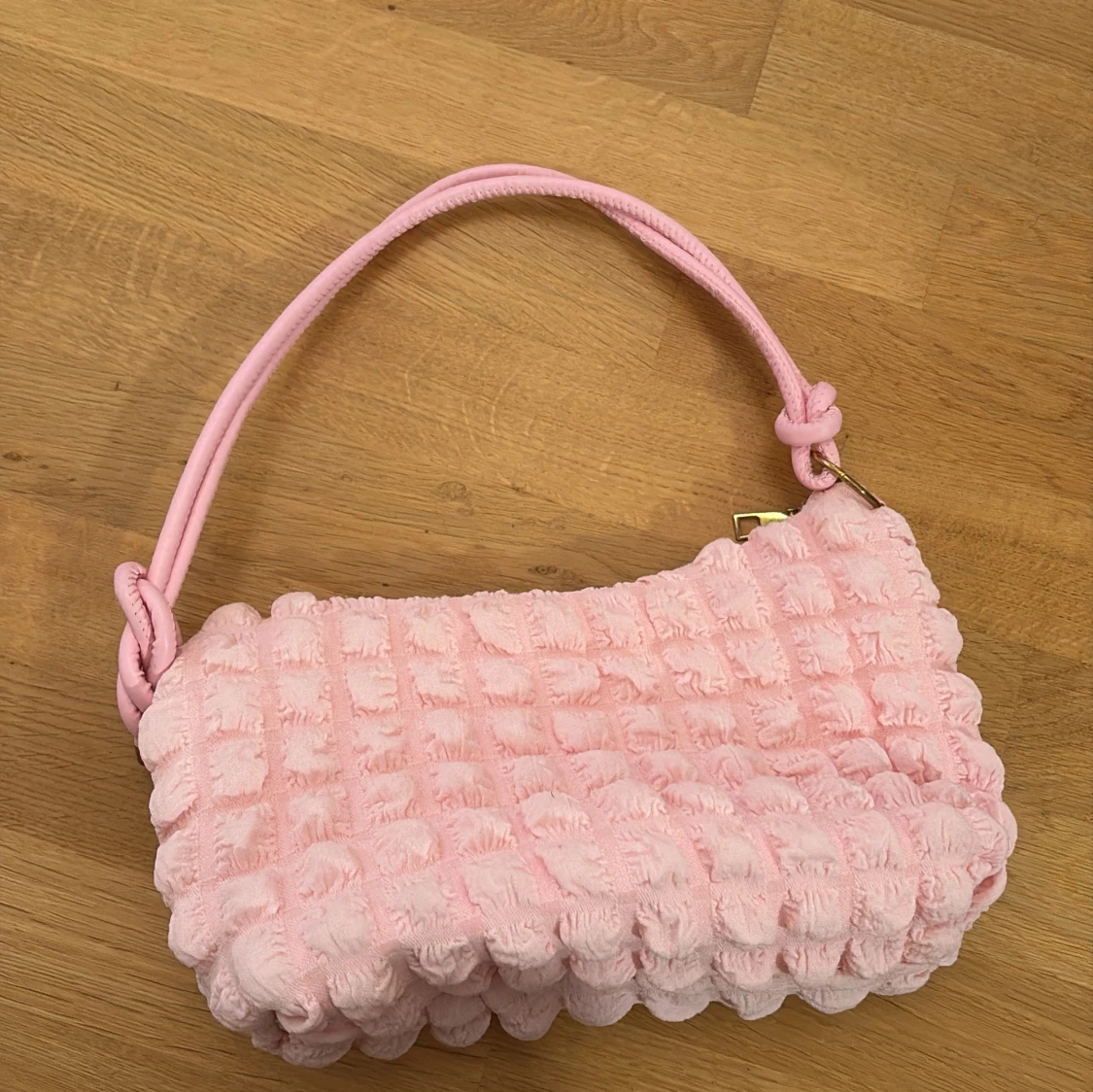 Rosa fluffig axelväska med struktur - 1