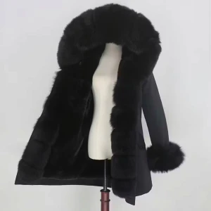 Svart garoff parka jacka  - Säljer en svart pälsjacka med stor fluffig huva och breda pälskanter längs öppningen och ärmsluten. Jackan har en rak passform och är perfekt för kalla dagar. Materialet är päls och syntet, vilket ger en lyxig och varm känsla.                                                     Nypris - 4000.    Säljer för - 2500