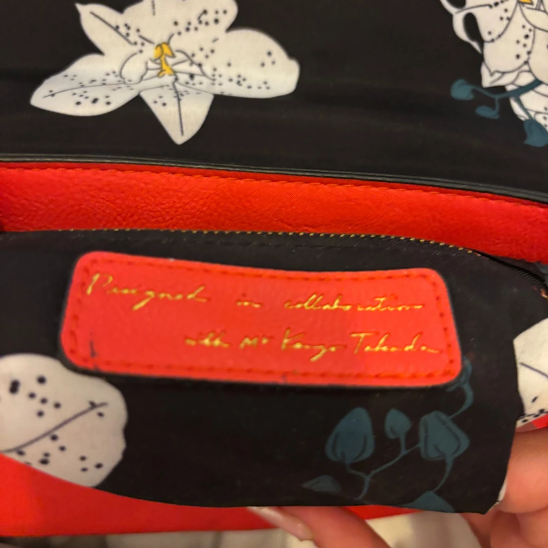 Röd axelväska med kedjerem - 3