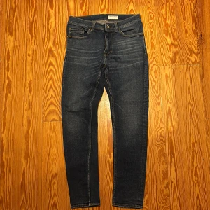 Mörkblå evolve jeans från Tiger of Sweden  - Extremt snygga jeans från Tiger of Sweden i modellen evolve! Skick: 9,5/10. Stoleken på jeansen är 30/30. Säljs för 429kr! (Går att diskutera vid snabb affär) Skickar inom 24h!