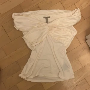 Vit offshoulder topp🤍 - Säljer en jättefin vit offshoulder topp från hm. Den sitter väldigt fint och ger clean girl vibes. Aldrig använd!💖