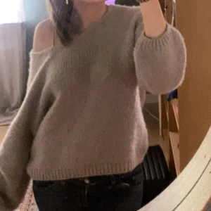 Beige stickad offshoulder-tröja - Mysig beige stickad tröja med offshoulder-design och lång ärm. Tröjan är från only och i bra skick skriv för frågor eller intresse💗