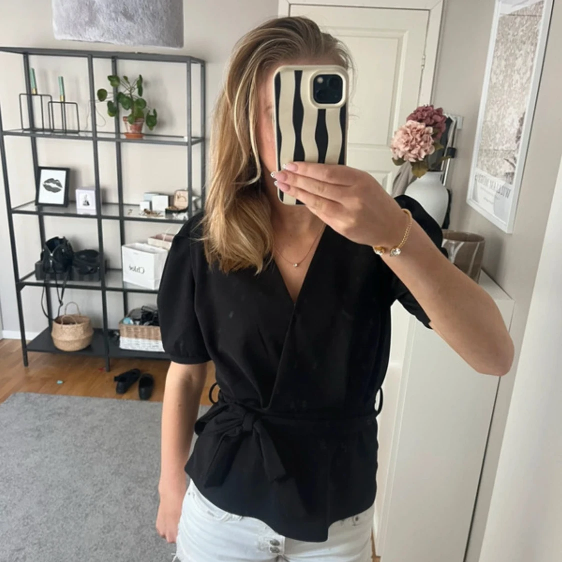 Svart omlottblus med puffärm