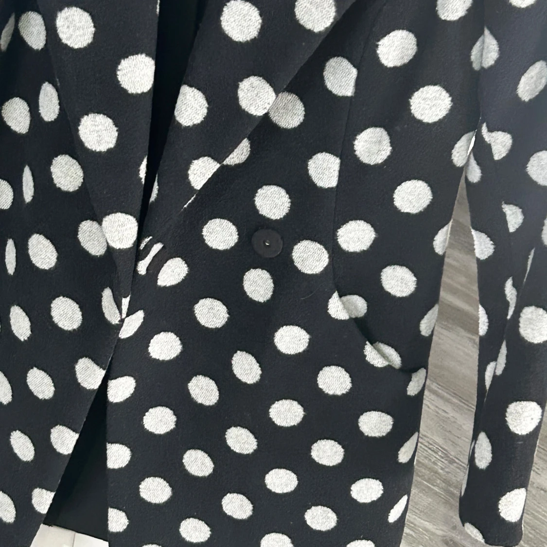 Svart prickig rock från Oxygen - 1