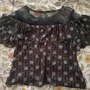 Prickig blus - Jättefin prickig blus, nyskick. 