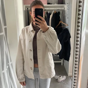 Beige overshirt med knappar - Säljer en beige tunnare jacka, storleken funkar till S/M eller xs om man vill ha den lite oversized. Som nyskick