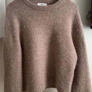 Beige stickad tröja från Gina Tricot - Mysig beige stickad tröja från Gina Tricot. Jag har knappt använt tröjan 2 gånger och är i nyskick. Tröjan har en klassisk rund halsringning, ribbade muddar och lång ärm. Perfekt inför hösten!🤎🤎
