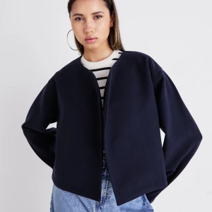 Mörkblå jacka från GinaTricot - En perfekt jacka till höst, den är knappt använd och har två rymliga fickor