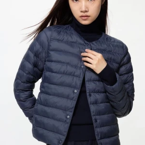 Mörkblå pufferjacka i lättviktsmodell - Säljer min uniqlo jacka 