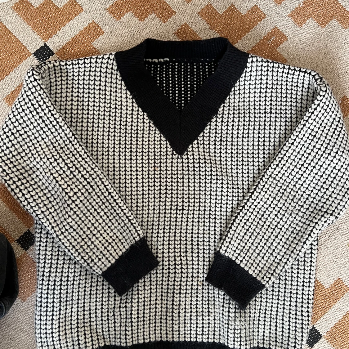 Svartvit stickad tröja med v-ringning - 4