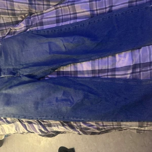 Sweet Skateboarding blå loose jeans 36 - Blåa loose fit jeans från Sweet Skateboarding Company, modell SweetLoose Jeans. Klassisk femficksdesign, raka ben och avslappnad passform. Tillverkade i tåligt denim med snygg streetkänsla, perfekta för dig som gillar skate eller vill ha en chill look.