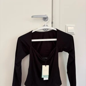 Svart långärmad topp från Gina Tricot - Svart långärmad topp från Gina Tricot. Visar gärna hur den ser ut på men det är den trendiga toppen som har en tillhörande nederdel NY MED PRISLAPP nypris 280