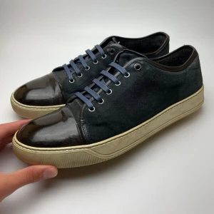 Lanvin skor - Hej! Säljer nu dessa sjukt snygga Valentino flycrew skor. Skorna är i mycket fint skick! Har ett begränsat antal boxar och dustbag! Hör gärna av dig vid frågor!