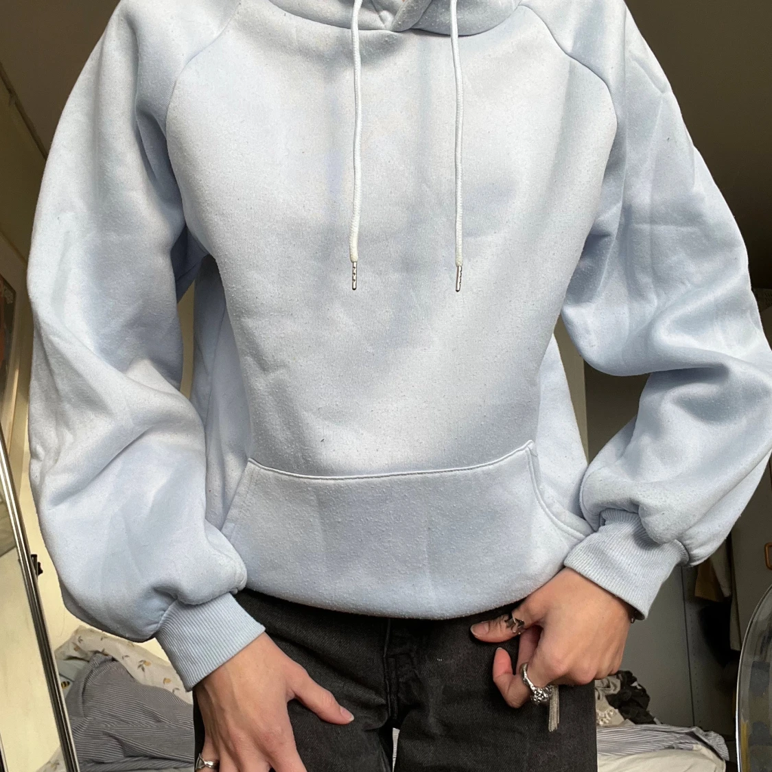 Ljusblå hoodie med huva och ficka