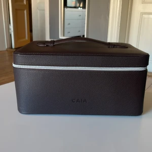 CAIA julkalender  - Säljer denna kalander åt min syrra då hon har två stycken. Räkna ner till jul med 29 produkter i full-size, fördelade i 24 påsar, med ett sammanlagt värde på 8505 SEK. 