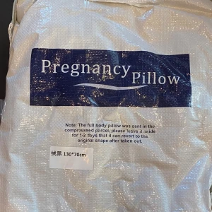 Pregnancy Pillow 130x70cm - Bekväm gravidkudde, storlek 130x70 cm. Produkten är ny och levereras vakuumförpackad. Låt kudden ligga 1-2 dagar efter uppackning för att återfå sin ursprungliga form. Perfekt för stöd under graviditeten. Inga synliga defekter eller slitage.