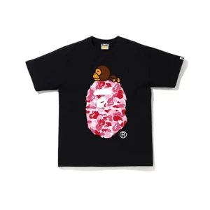Svart BAPE t-shirt med rosa camo - Svart t-shirt från BAPE med ikoniskt Baby Milo-tryck ovanpå ett stort rosa och rött camo-mönstrat BAPE-head på bröstet. Klassisk passform med rund hals och korta ärmar. Perfekt statement-plagg för streetwear-stilen. Finns i flera storlekar