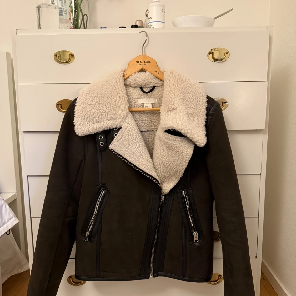 Svart teddyjacka från H&M med dragkedja - 1