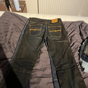 Nudie jeans, slim Jim - Sjukt feta jeans från nudie, inga större defekter förutom litet märke vid vaden, skriv vid frågor