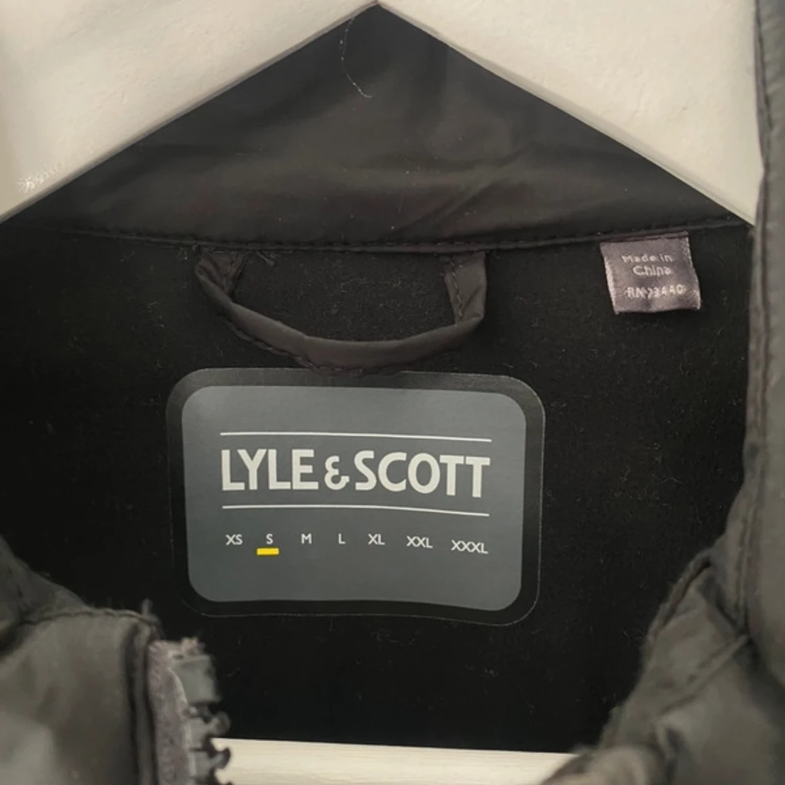 Svart dunväst från Lyle & Scott S - 2