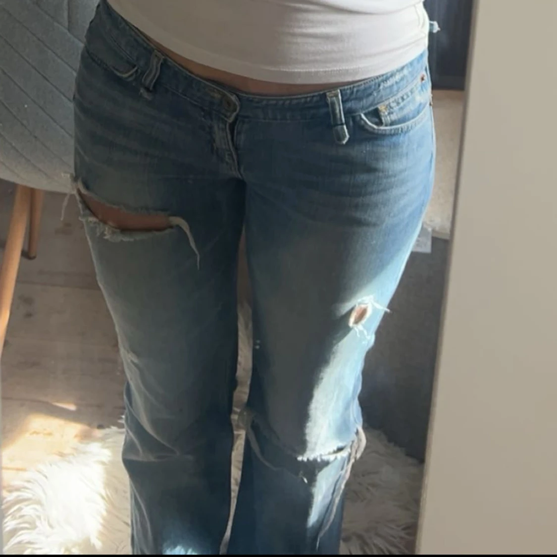 Ljusblå bootcut jeans med slitningar - 1