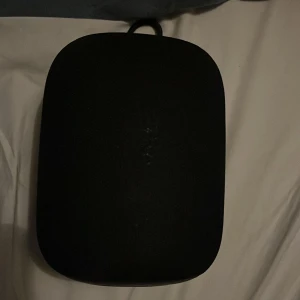 SENZ SPODBK Portable Speaker - SENZ SPODBK bärbar högtalare med 5W uteffekt, USB och TF-kortanslutning samt laddning via USB-C. RGB-belysning runt fronten ger en modern look. Skicket är gott, inga synliga defekter eller slitage. Perfekt för musik på språng eller hemma.