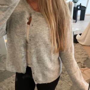 Ljusgrå kofta med knappar - Supermjuk ljusgrå kofta med knappar framtill. Köpte den på lager 157 och har endast använt dem fåtal gånger. 