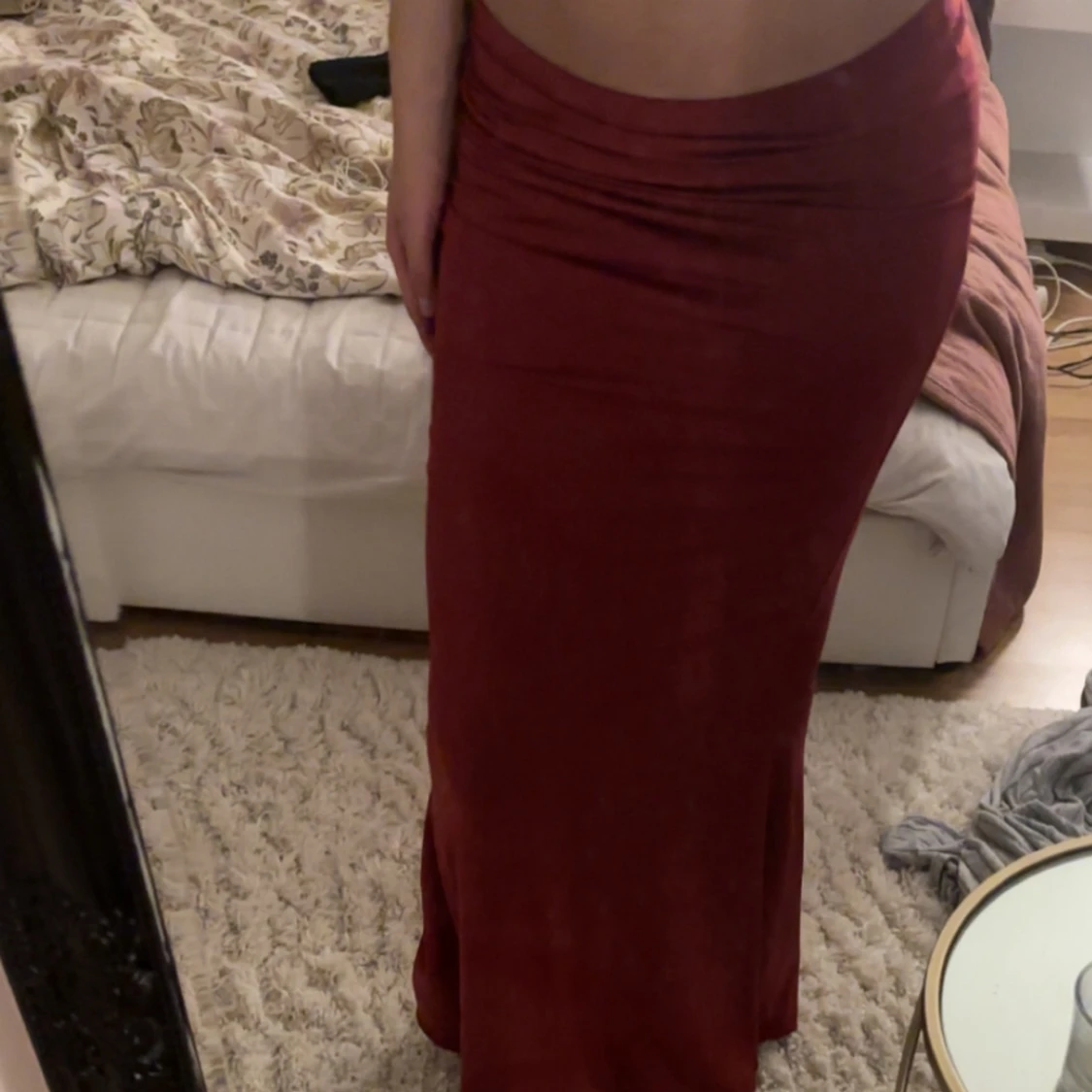Mörkröd långkjol i stretchigt tyg - 1