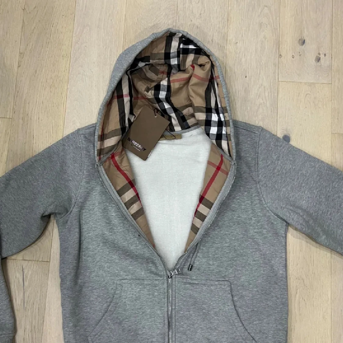 Grå Burberry hoodie med rutig huva