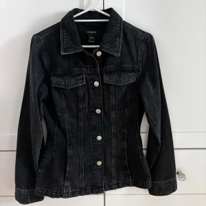Figursydd jeansjacka - Fin figursydd jeansjacka/jeanstopp som är som ny. Säljer då den inte används så mycket💞