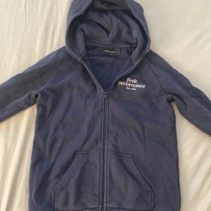 Peak performance zip hoodie - Snygg peak performance zip hoodie i bra skick