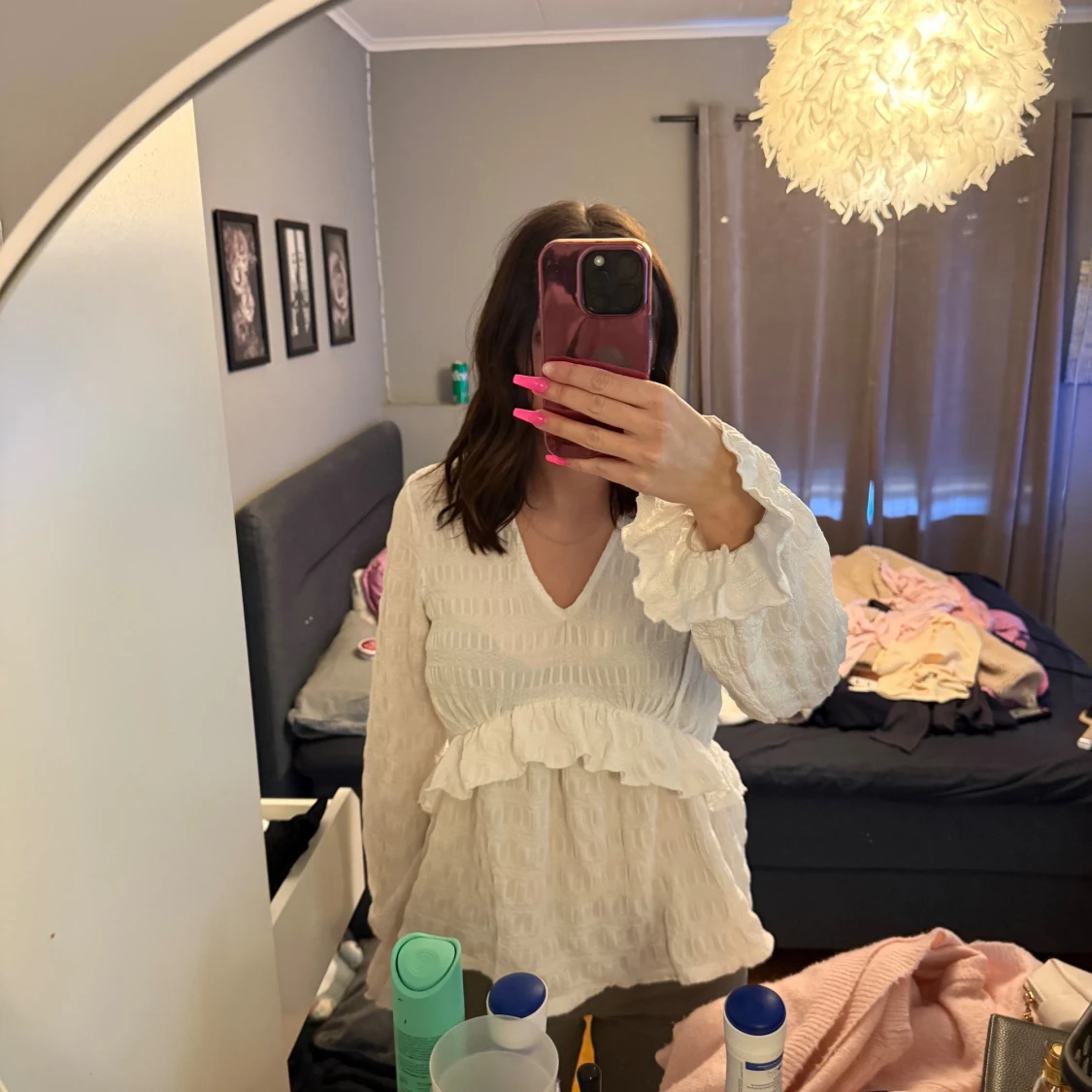 Vit blus med volang och v-ringning, nypris 500