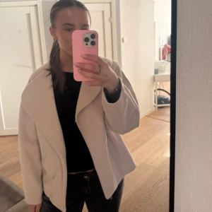 Jacka Missay - En fin kort kappa från missay💞använd ca 3ggr, storlek xs/s