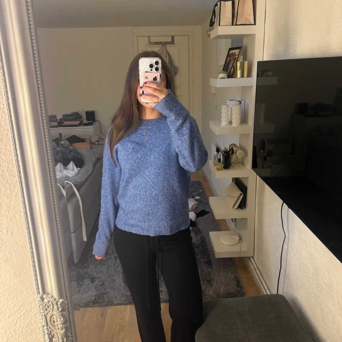 Blå stickad tröja med rund hals - 1