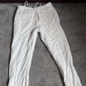 Vita linnebyxor med snörning - Fräscha vita linnebyxor med skön passform och snörning i midjan. Skicket är är 8,5-10 använda en sommar. Skriv om du har nån fråga!