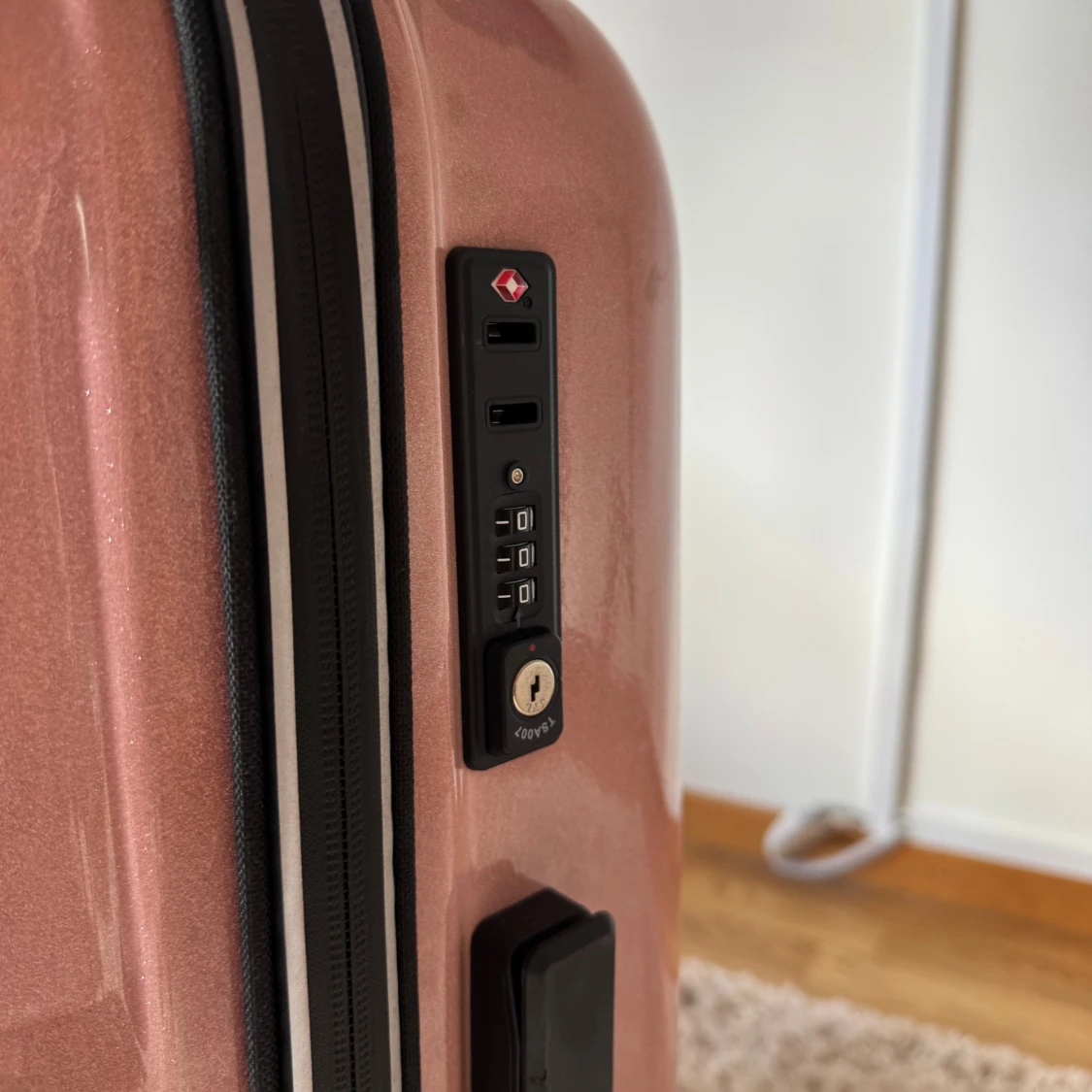 Rosa resväska från Epic - 1