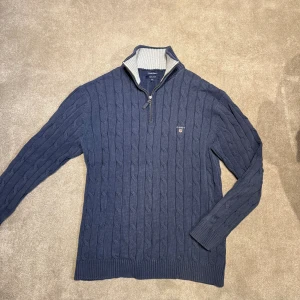 (Passar L) Marinblå kabelstickad tröja GANT - Väldigt fint skick - Gant tröja. Passar L/XL. 