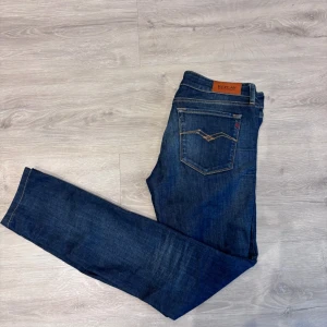 Blå Replay jeans straight fit - Snygga blå jeans från Replay med klassisk femficksdesign och raka ben. Jeansen har kontrastsömmar och läderpatch med Replay-logga bak i midjan. Tillverkade i slitstarkt denimtyg som ger en tidlös look.