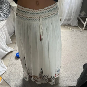Långkjol med detaljer - Vit Långkjol med detaljer, köpt på Zara för 699kr, och den är använd en gång sedan dess! Inga skavanker finns på kjolen. Hör av dig vid eventuella frågor🩷