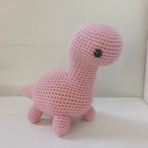Virkad dinosaurie  - Virkad dinosaurie rosa, handgjord av mig.