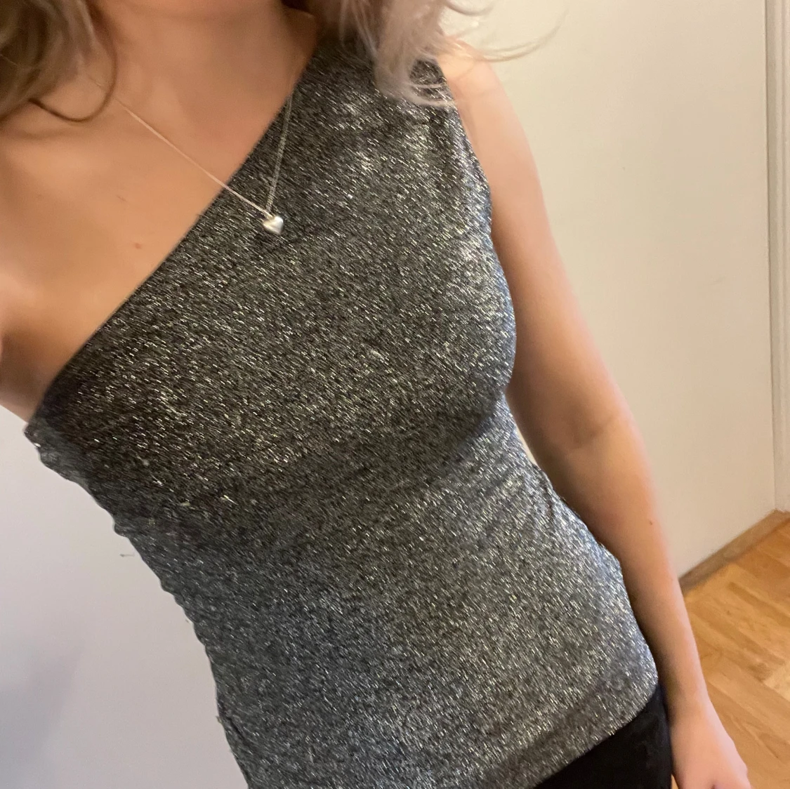 Glittrig one shoulder top