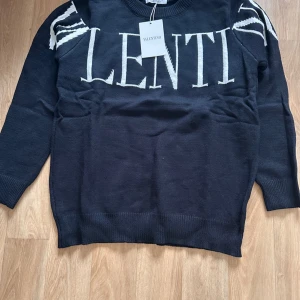 Valentino tröja  - Jag säljer min valentino tröja som är helt ny. Om du har frågor så är det bara hör av sig.