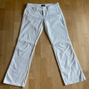Vita manchester y2k byxor - Lågmidjade byxor med cool detalj vid midjan, köpta second hand men sparsamt använda och i mycket bra skick 💕