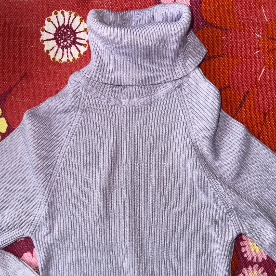 Ljuslila ribbad polotröja - 1