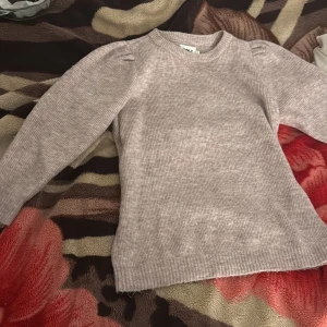 Beige stickad tröja från ONLY Maternity - Supergullig stickad tröja från only maternity, har använt den 3 gånger och vill sälja den nu. Den är typ en blandning av lila och rosa men den har inte så stark färg. Men den e jättefin.